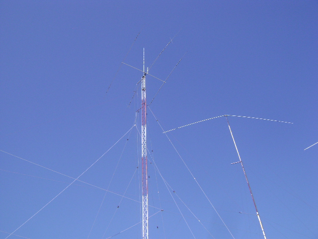 ANTENAS: 10m,15m,17m,20m,40m,80m,160m, AMIGOS SI ESTAS VIENDO ESTAS ANTENAS ,ES QUE A LO MEJOR YA COTACTAMOS,ESPERARE MUY PRONTO TU QSL TU AMIGO XE1UYS TNX CUAGN TU 73.